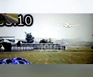 لحظه سقوط هواپیمای بوئینگ ۷۸۷ شرکت‌ ایر ایندیا از دوربین کنار باند فرودگاه
