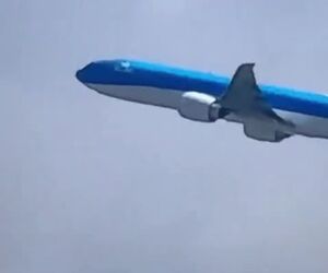 آتش‌سوزی موتور بوئینگ ۷۷۷ KLM؛ فرود اضطراری موفق در آمستردام
