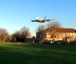 تقرب جذاب بزرگترین هواپیمای مسافربری جهان به فرودگاه هیترو لندن 