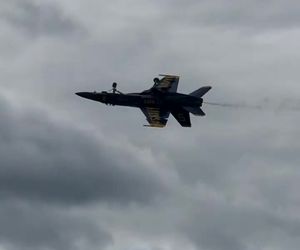 تیک‌آف بی‌نظیر یکی از اعضای گروه فرشتگان آبی نیروی دریایی ایالات متحده آمریکا