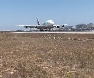 فرود A380 از نمایی دیدنی