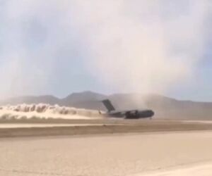 تیک‌آف هواپیما C-17 از باند خاکی 
