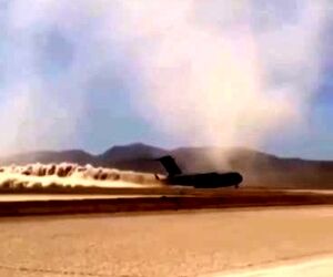 تیک‌آف هواپیما C-17 از باند خاکی 
