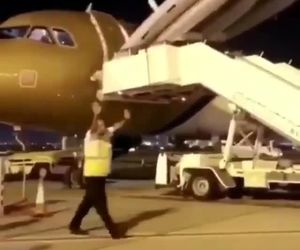 اشتباه مهماندار در هنگام باز کردن در که منجر به باز شدن سرسره نجات روی پله شده است