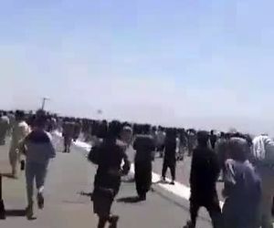 استفاده نیروهای آمریکایی از هلیکوپتر برای متفرق کردن مردم از باند فرودگاه تا باند برای پرواز آخرین هواپیما هم مناسب شود.
