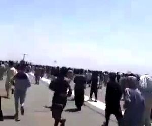 استفاده نیروهای آمریکایی از هلیکوپتر برای متفرق کردن مردم از باند فرودگاه تا باند برای پرواز آخرین هواپیما هم مناسب شود.
