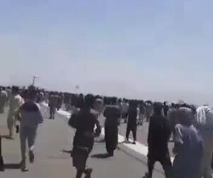 استفاده نیروهای آمریکایی از هلیکوپتر برای متفرق کردن مردم از باند فرودگاه تا باند برای پرواز آخرین هواپیما هم مناسب شود.
