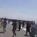 استفاده نیروهای آمریکایی از هلیکوپتر برای متفرق کردن مردم از باند فرودگاه تا باند برای پرواز آخرین هواپیما هم مناسب شود.
