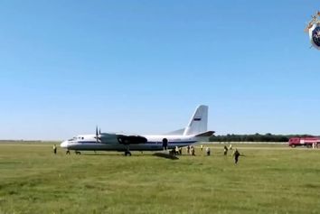 خروج هواپیمای آنتونوف AN-24 از باند در فرودگاه سیبری