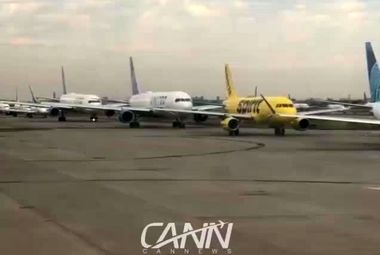 صف طولانی ده‌ها هواپیما در فرودگاه بین‌المللی نیوآرک!