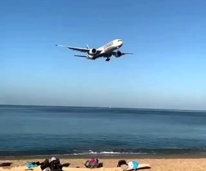 ویدیویی از فرود بویینگ ۷۷۷ شرکت هواپیمایی امارات در باند نزدیک به ساحل