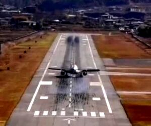 مهارت خلبان ایرباس A319 شرکت Drukair در فرود هواپیما در فرودگاه نزدیک به کوه پارو در کشور بوتان