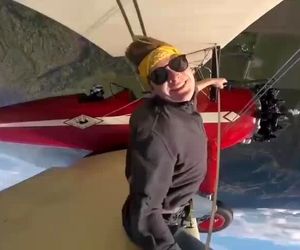 خلبان پرواز و گشت و گذار روی بال هواپیما 