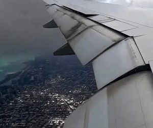 تقرب به فروگاه اوهایر شیکاگو با نمای بال تریپل سون