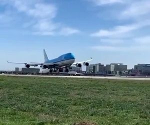 فرود بویینگ ۷۴۷ شرکت هواپیمایی سلطنتی هلند؛ KLM در فرودگاه بین‌المللی لس‌آنجلس 