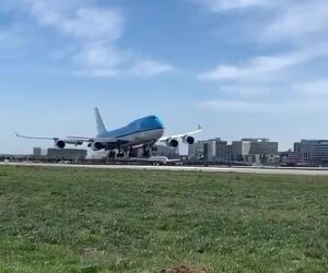 فرود بویینگ ۷۴۷ شرکت هواپیمایی سلطنتی هلند؛ KLM در فرودگاه بین‌المللی لس‌آنجلس 