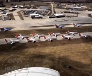 پرواز بر فراز فرودگاه واترلو کانادا و هواپیماهایی که به‌علت بحران ویروس کرونا با کاهش پرواز مواجه شده و زمینگیر شده‌اند.

