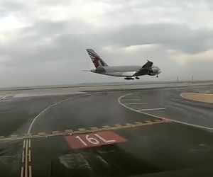 فرود ایرباس A380 شرکت هواپیمایی قطر از کاکپیت هواپیمای منتظر برای تیک‌آف 