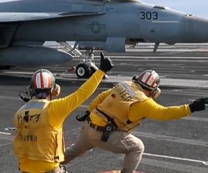 تیک‌آف FA18 سوپر هورنت از روی ناو آبراهیم لینکلن