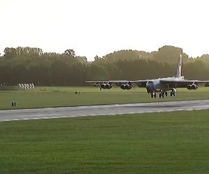 فرود بمب‌افکن B52 از نمایی دیدنی