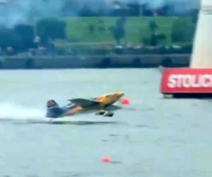 مانور هیجان انگیز در نمایش هوایی 