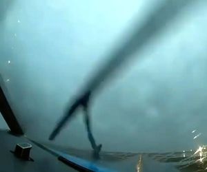 تایم لپسی دیدنی از تیک‌آف در هوای بارانی فرودگاه فرانکفورت