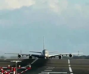 تیک‌آف ایرباس A380 هواپیمایی اتحاد از فرودگاه سیدنی در استرالیا از نمایی جذاب 