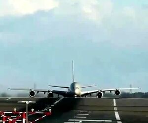 تیک‌آف ایرباس A380 هواپیمایی اتحاد از فرودگاه سیدنی در استرالیا از نمایی جذاب 
