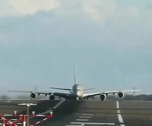تیک‌آف ایرباس A380 هواپیمایی اتحاد از فرودگاه سیدنی در استرالیا از نمایی جذاب 