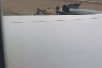 لحظه فرود پرواز شماره ۳۲۸ هواپیمایی یونایتد 
