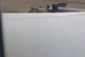 لحظه فرود پرواز شماره ۳۲۸ هواپیمایی یونایتد 