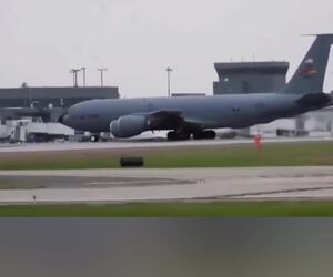 آتش گرفتن موتور KC-135 در فرودگاه آتلانتا پیش از تیک‌آف و خطری که از سر مسافران گذشت
