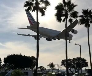 تقرب بزرگترین هواپیمای مسافربری جهان ایرباس A380 به فرودگاه بین‌المللی لس‌آنجلس LAX
