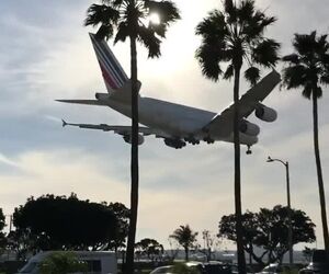 تقرب بزرگترین هواپیمای مسافربری جهان ایرباس A380 به فرودگاه بین‌المللی لس‌آنجلس LAX
