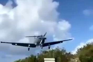 فرار میلی‌متری از مرگ زیر چرخ‌های هواپیما