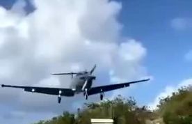 فرار میلی‌متری از مرگ زیر چرخ‌های هواپیما