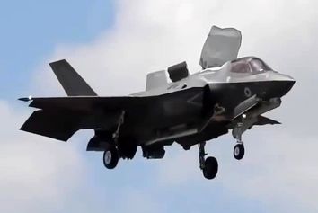 مانور عجیب جنگنده F35 