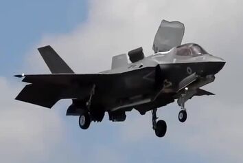 مانور عجیب جنگنده F35 
