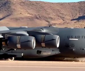 لحظه لندینگ یکی از غول های ساخته شده بویینگ یعنی Boeing C-17 Globemaster III با وزن بارگیری شده حدود ۵۸۵ هزار پوندی یا ۲۶۵ تنی را می‌بینید!
