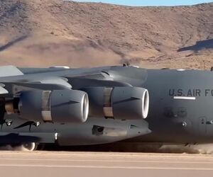 لحظه لندینگ یکی از غول های ساخته شده بویینگ یعنی Boeing C-17 Globemaster III با وزن بارگیری شده حدود ۵۸۵ هزار پوندی یا ۲۶۵ تنی را می‌بینید!
