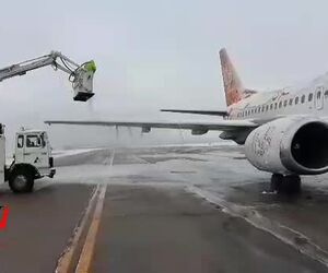 انجام عملیات یخ‌زدایی De-ice بویینگ ۷۳۷ شرکت هواپیمایی سپهران 