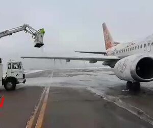 انجام عملیات یخ‌زدایی De-ice بویینگ ۷۳۷ شرکت هواپیمایی سپهران 