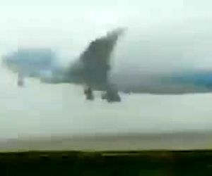 تیک‌آف بویینگ ۷۴۷ در هوای مه‌آلود