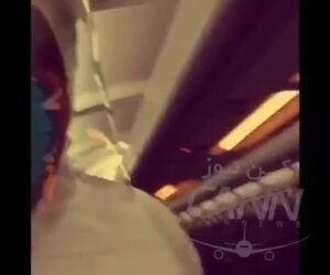 تصاویرى از زحمات کروى هواپیمایى ماهان و پزشکان وزارت بهداشت در انتقال دانشجویان ایرانى به وطن