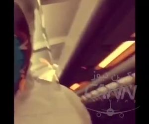 تصاویرى از زحمات کروى هواپیمایى ماهان و پزشکان وزارت بهداشت در انتقال دانشجویان ایرانى به وطن