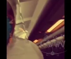 تصاویرى از زحمات کروى هواپیمایى ماهان و پزشکان وزارت بهداشت در انتقال دانشجویان ایرانى به وطن