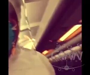 تصاویرى از زحمات کروى هواپیمایى ماهان و پزشکان وزارت بهداشت در انتقال دانشجویان ایرانى به وطن