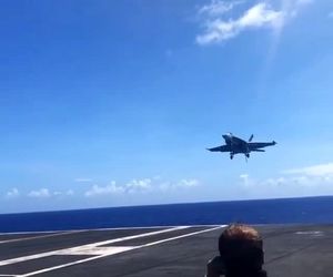 فرود جنگنده روی ناو 
آیا مدل جنگنده را می‌دانید؟