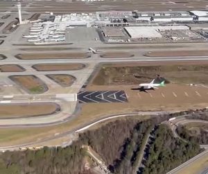 فرود بویینگ ۷۷۷ ترابری ایوا ایر در فرودگاه آتلانتا از نمایی جذاب و دیدنی 