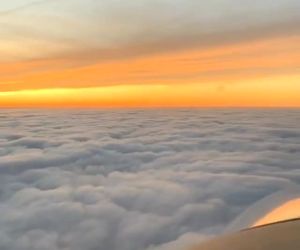 پرواز بر فراز ابرها با نمایی بی‌نظیر از طلوع خورشید